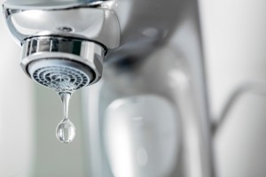 tap-closeup-dripping-waterdop-water-leaking-photo1-S166082693